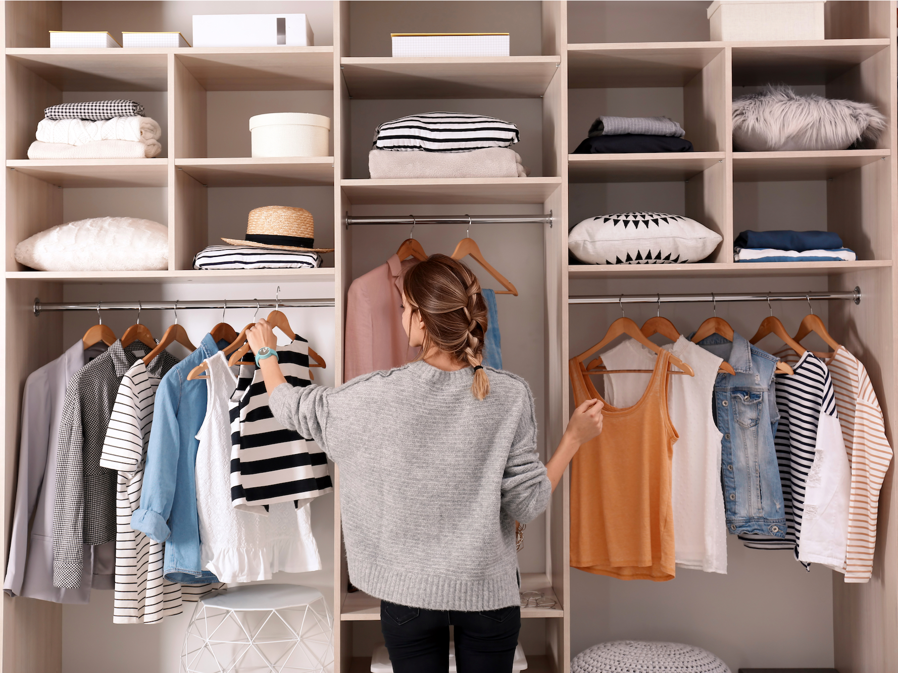 How to arrange clothes on a shelf ?