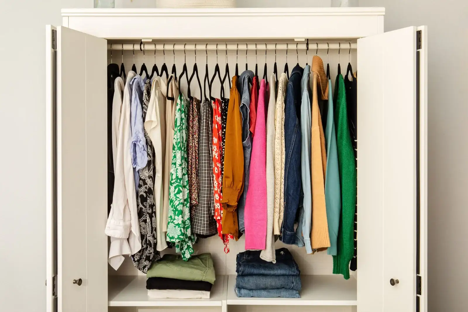 How-to-Organize-Hanging-Clothes-in-Closet-scaled